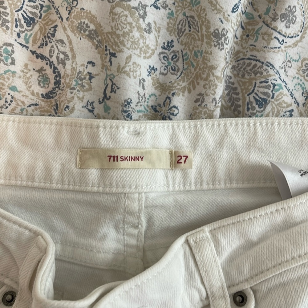 White Levi jeans